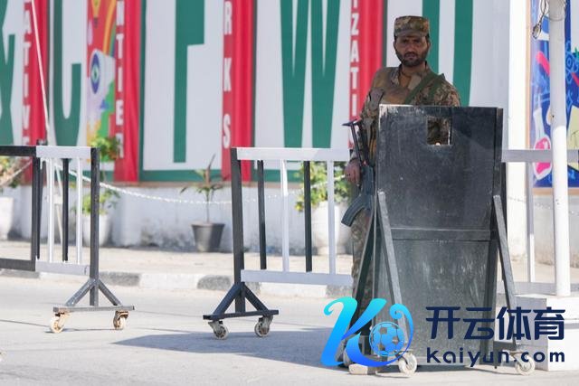 4月19日，安全东谈主员在巴基斯坦努尔汗空军基地近邻执勤。